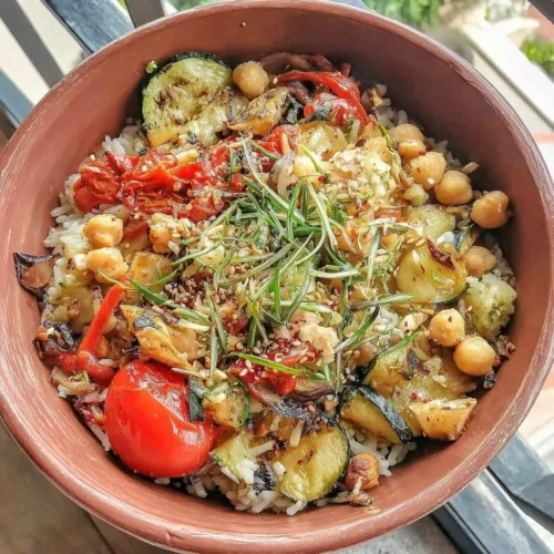 Bowl de Arroz Integral con Garbanzos Asados y verduras frescas.