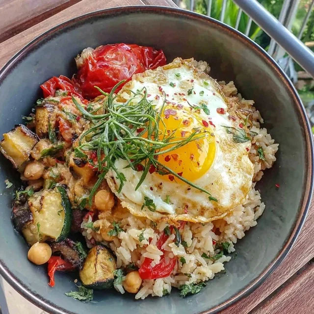 Bowl de Arroz Integral con Garbanzos Asados y Verduras