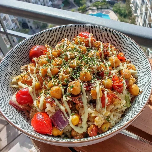 Bowl de Arroz Integral con Garbanzos Asados y Verduras