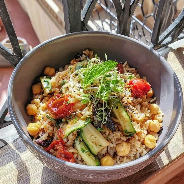 Bowl de Arroz Integral con Garbanzos Asados y Verduras