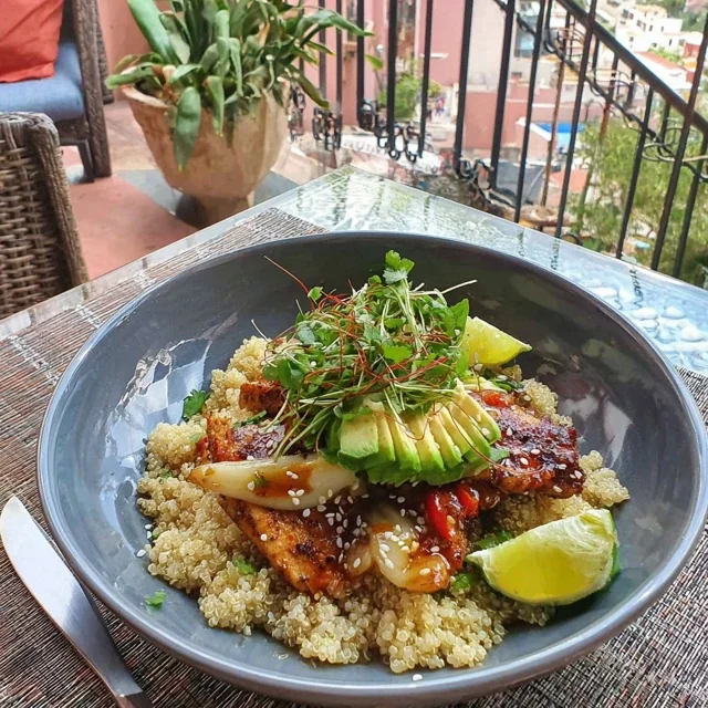 Bowl de Pollo a la Plancha con Quinoa y Aguacate