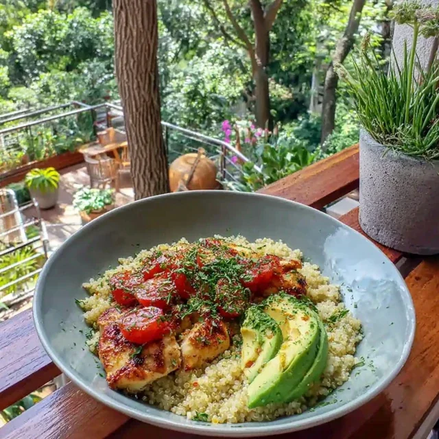 Bowl de Pollo a la Plancha con Quinoa y Aguacate