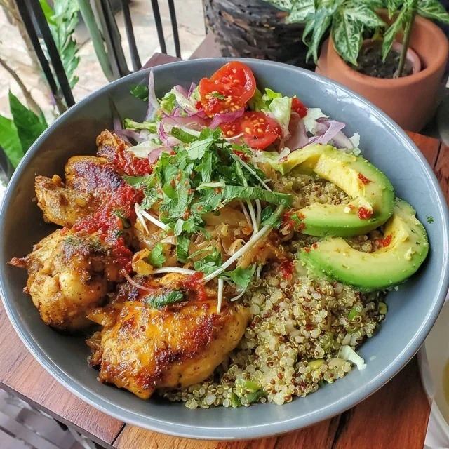 Bowl de Pollo a la Plancha con Quinoa y Aguacate
