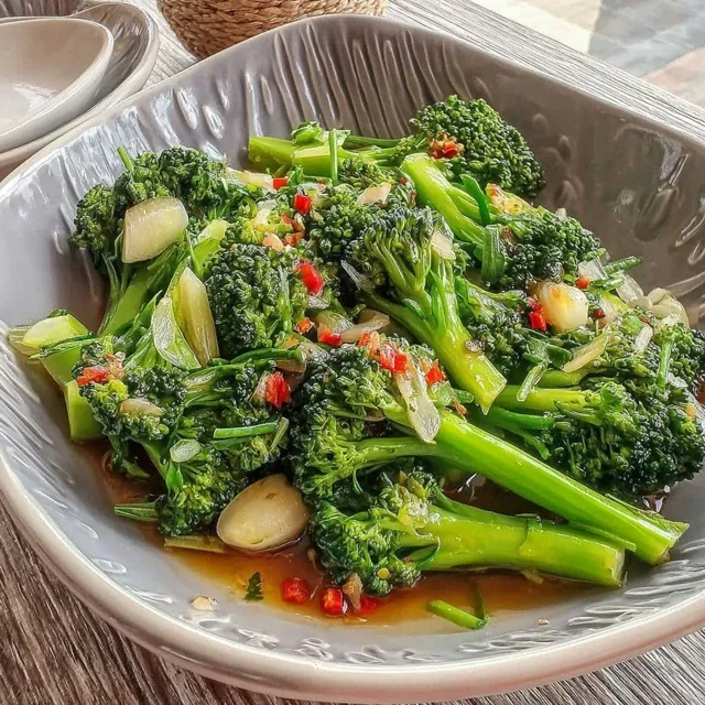 Salteado de Brócoli con Ajo y Salsa de Soja