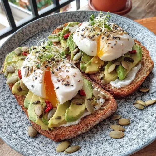 Tostada de aguacate con huevo pochado y semillas en un plato
