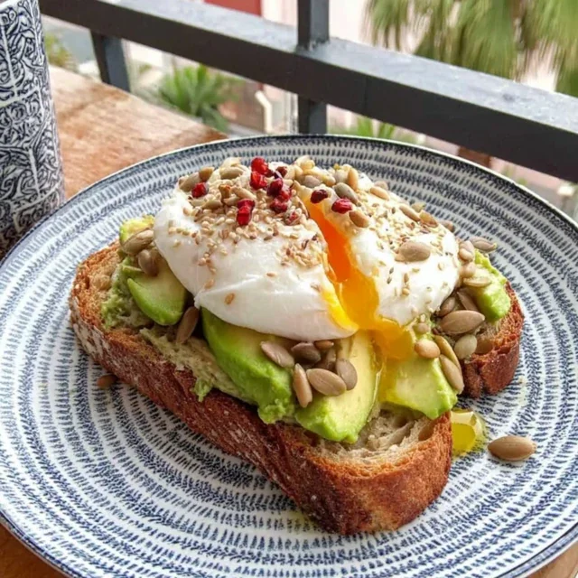 Tostada de Aguacate con Huevo Pochado y Semillas