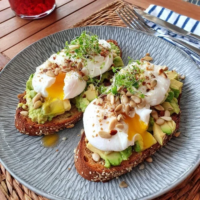 Tostada de Aguacate con Huevo Pochado y Semillas