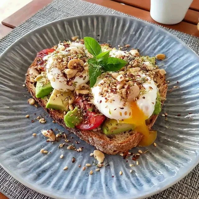 Tostada de Aguacate con Huevo Pochado y Semillas