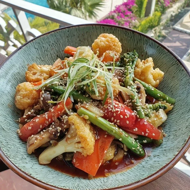 Wok de Verduras Crujientes con Salsa de Jengibre