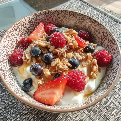 Yogur Griego con Frutos Rojos y Granola Casera en un tazón