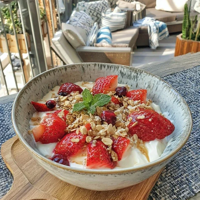 Yogur Griego con Frutos Rojos y Granola Casera