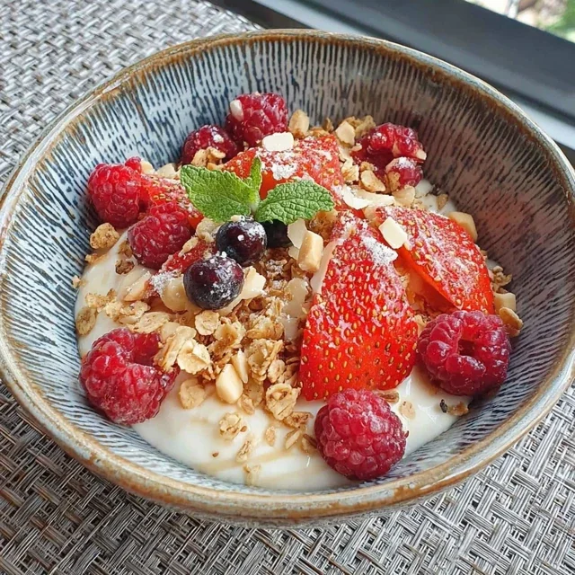 Yogur Griego con Frutos Rojos y Granola Casera