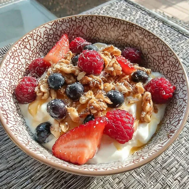 Yogur Griego con Frutos Rojos y Granola Casera